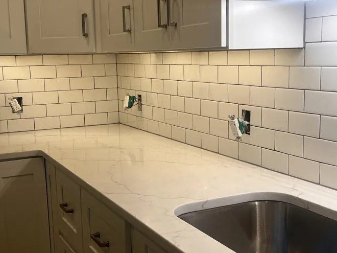 Kitchen backsplash & under-cabinet lighting
